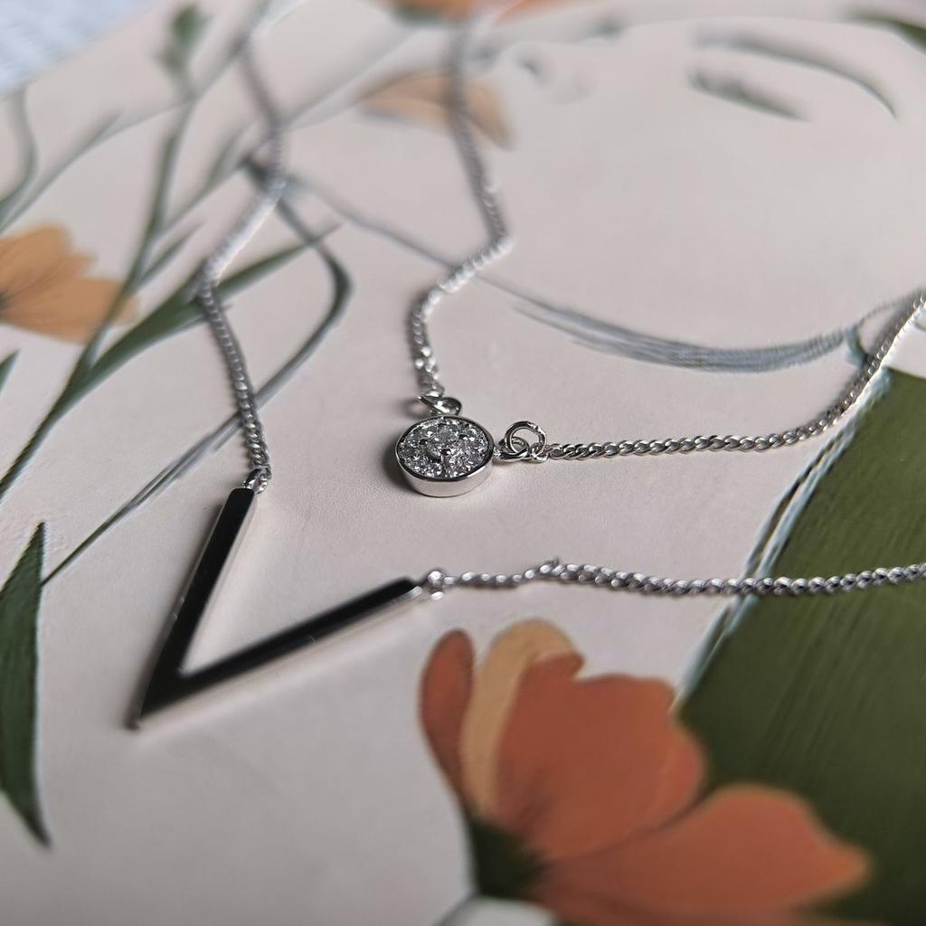 Серебряное колье с фианитами, вес изделия 3,43 гр (2184010)