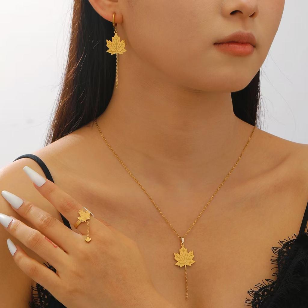 High Quality Ins Stainless Steel Personalized Versatile 18k Chain Fringed Maple Leaf Set Light Luxury Design High-end Pendant