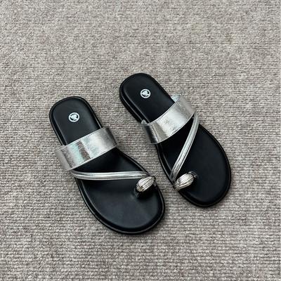 Цяо Фэйфэй~ лето 2025 новые шлепанцы с открытым носком женские для улицы с закрытым носком на плоской подошве пляжная обувь крутые шлепанцы женские