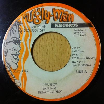 7-дюймовая пластинка DENNIS BROWN - Run Run NONE Ugly Man Record 1996 Ямайка Регги, Ска и Даб Б/У