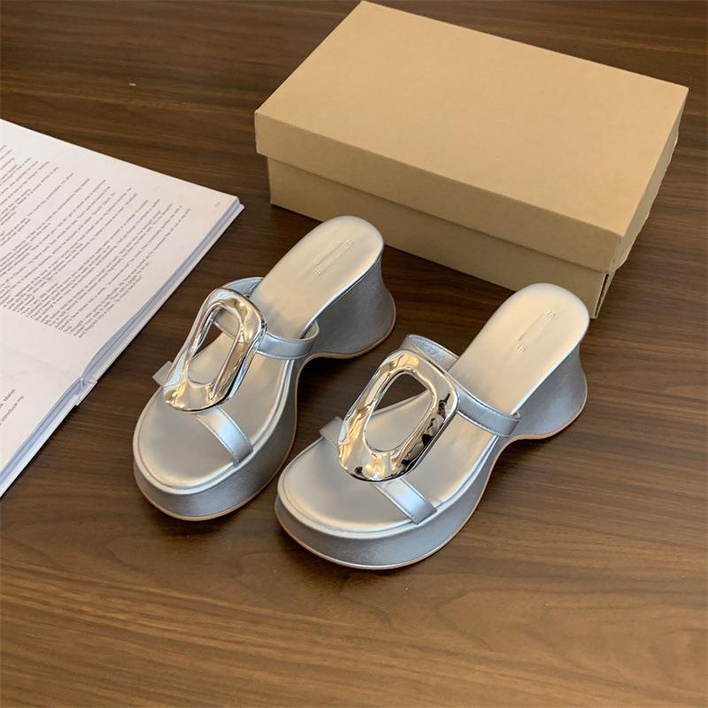 Модные темпераментные шлепанцы на толстой подошве, с квадратным носком, металлическим декором, крутые, на высоком каблуке, для женщин, для ношения летом 2025 года