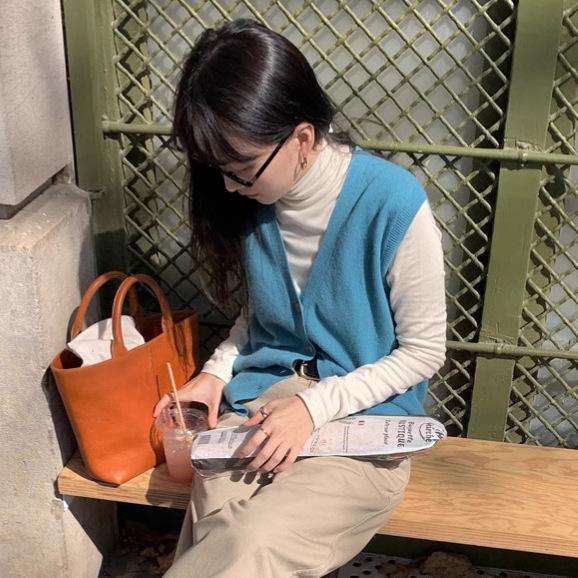 Женский однотонный топ с высоким воротником и длинными рукавами - мягкий, универсальный, базовый на осень