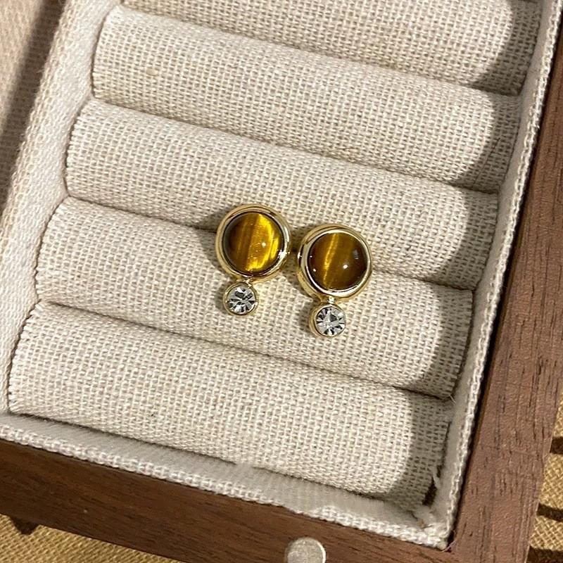 Серьги 'Серебряная игла' в стиле 'Тигровый глаз': Элегантные, модные серьги-пусеты с отделкой карамельного цвета.