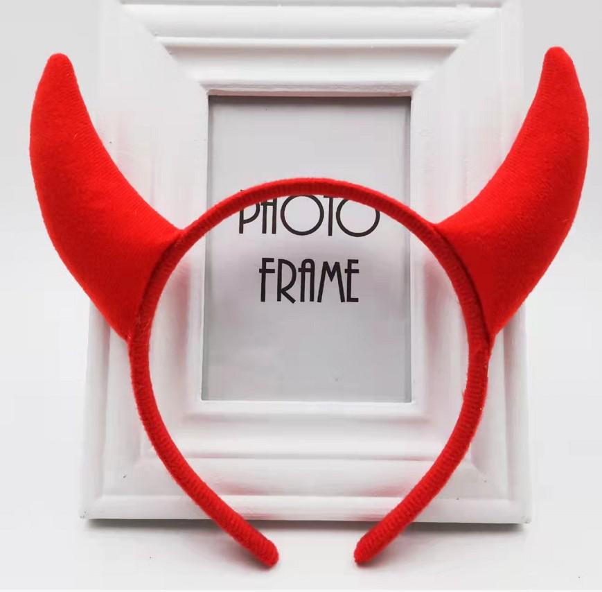 Золотой блестящий головной убор с дьявольскими рожками из пайеток для рождественского и хэллоуинского выступления.