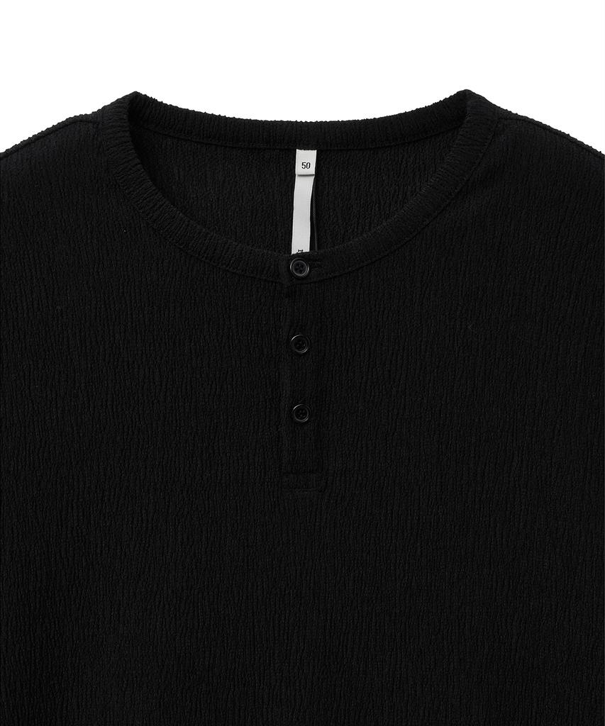 NOIRER Pleated Henley Neck Half T-Shirt (Black)