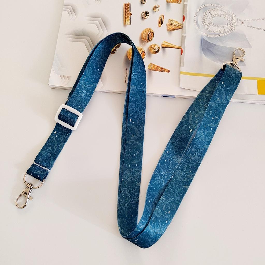 Плетеный ремень с принтом. Камера для телефона. Ремень через плечо. Женская сумка. Ремень через плечо.