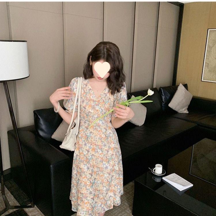 Летнее корейское платье средней длины из шифона с V-образным вырезом и цветочным принтом 2025 года для студенток