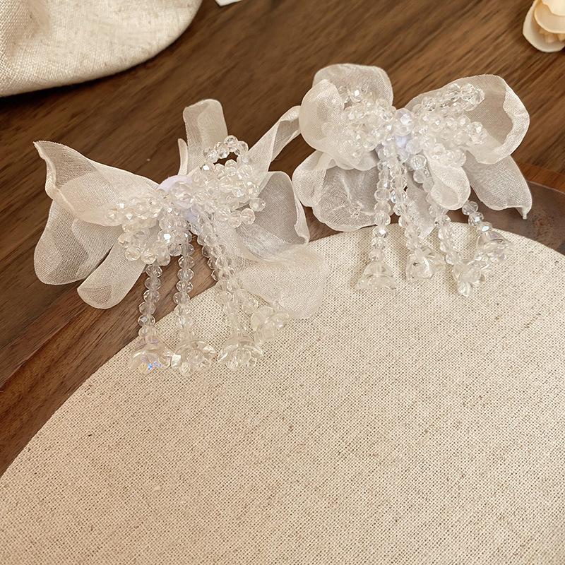 Серьги-гвоздики из ткани в виде цветка «Серебряная игла» со стеклянной бахромой, средние, с антикварным темпераментом, дизайнерские, нишевые