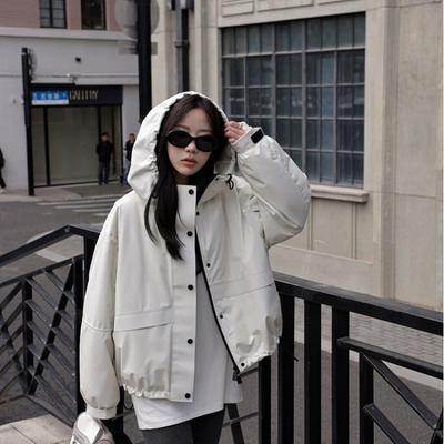 Женская зимняя куртка приталенного силуэта однотонная с капюшоном пуховик