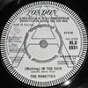 7-дюймовая пластинка RONETTES Walking In The Rain HLU9931PROMO London Records 1964 Великобритания SoulFunk Б/у