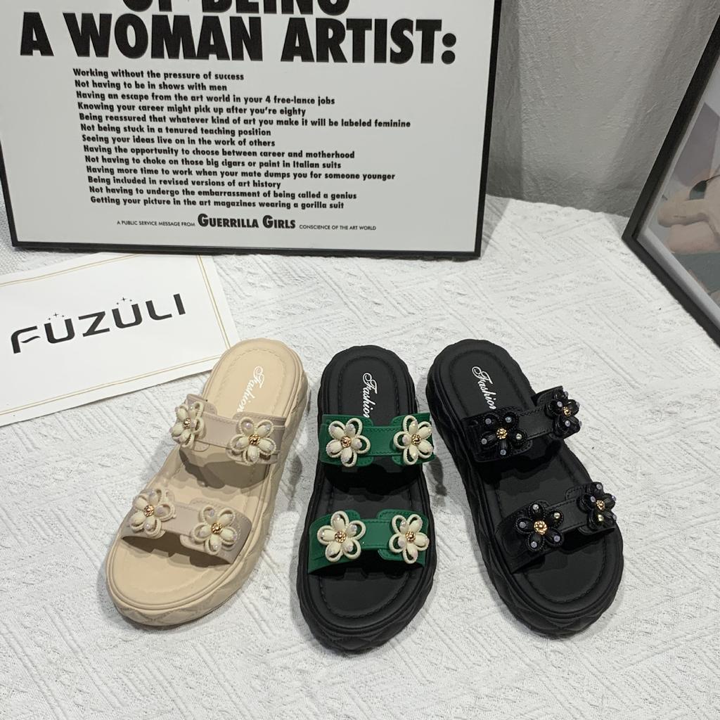 Однословные тапочки, которые носят женщины летом, новые повседневные модные сандалии на плоской подошве, домашние тапочки на толстой подошве от производителя