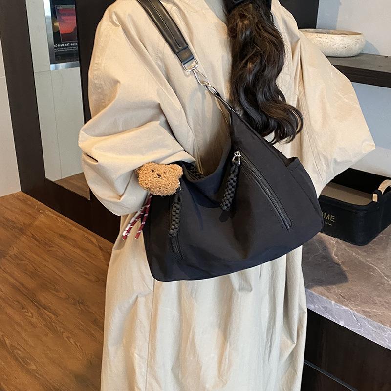 Премиальная повседневная сумка-мессенджер женская лето 2025 новая большая вместительная сумка для поездок на работу нишевая одноплечевая подмышечная сумка-тоут