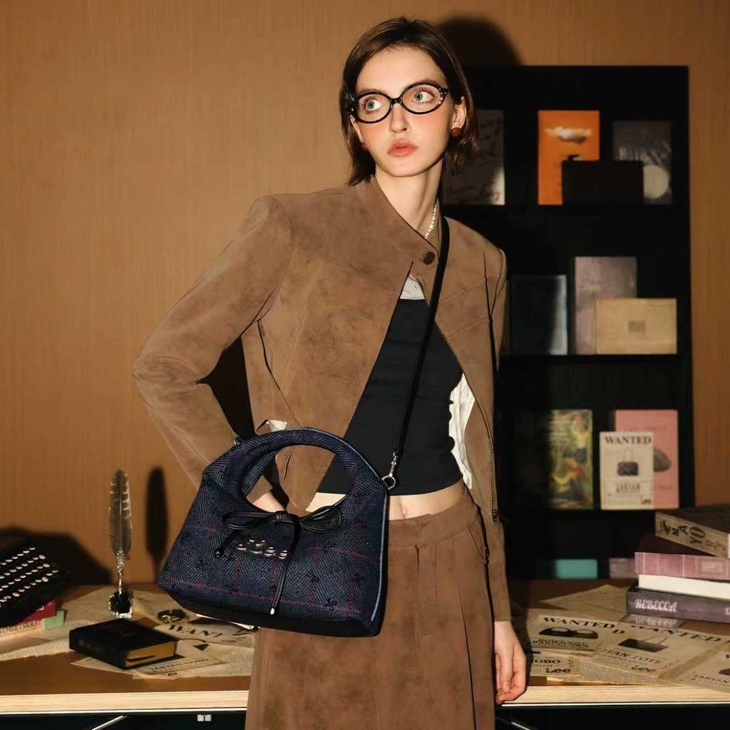 Lee Detective Girl Series British Plaid Design Vintage Versatile High-End Minimalist Fashion Trendy Niche Commuter Triangle Bag LE250274M-513