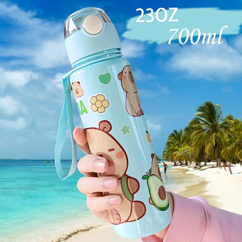 Тема капибары Милая бутылка для воды 700 мл, с ручкой, герметичная конструкция, в комплекте соломинка, прочная, идеально подходит для школы и кемпинга