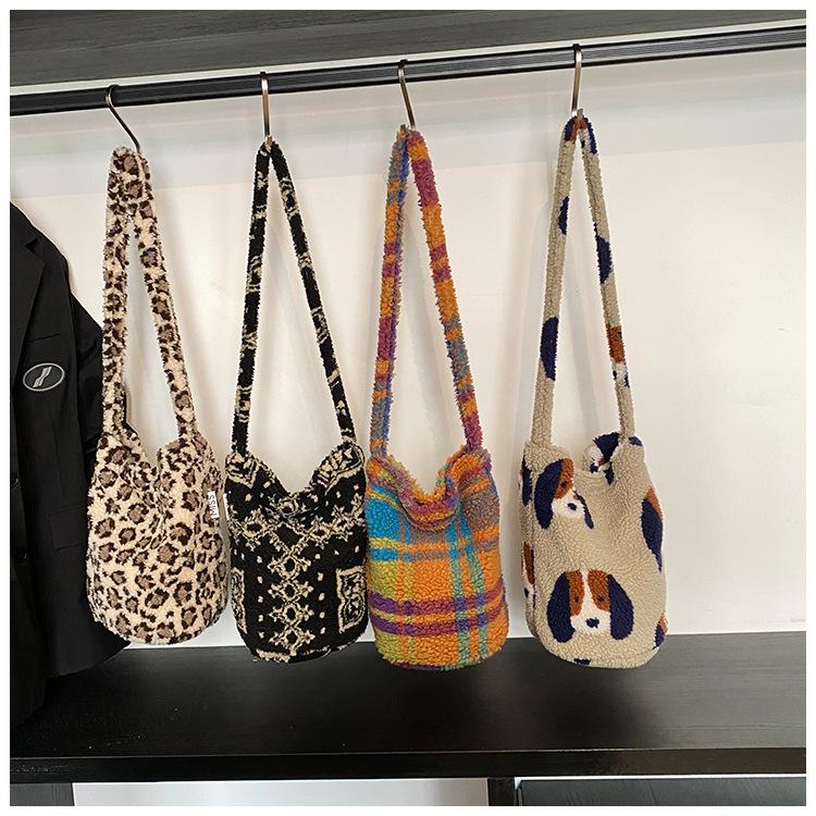 2025 Niche Designer Retro Leopard & Flower Cartoon Plush Messenger Bucket Bag