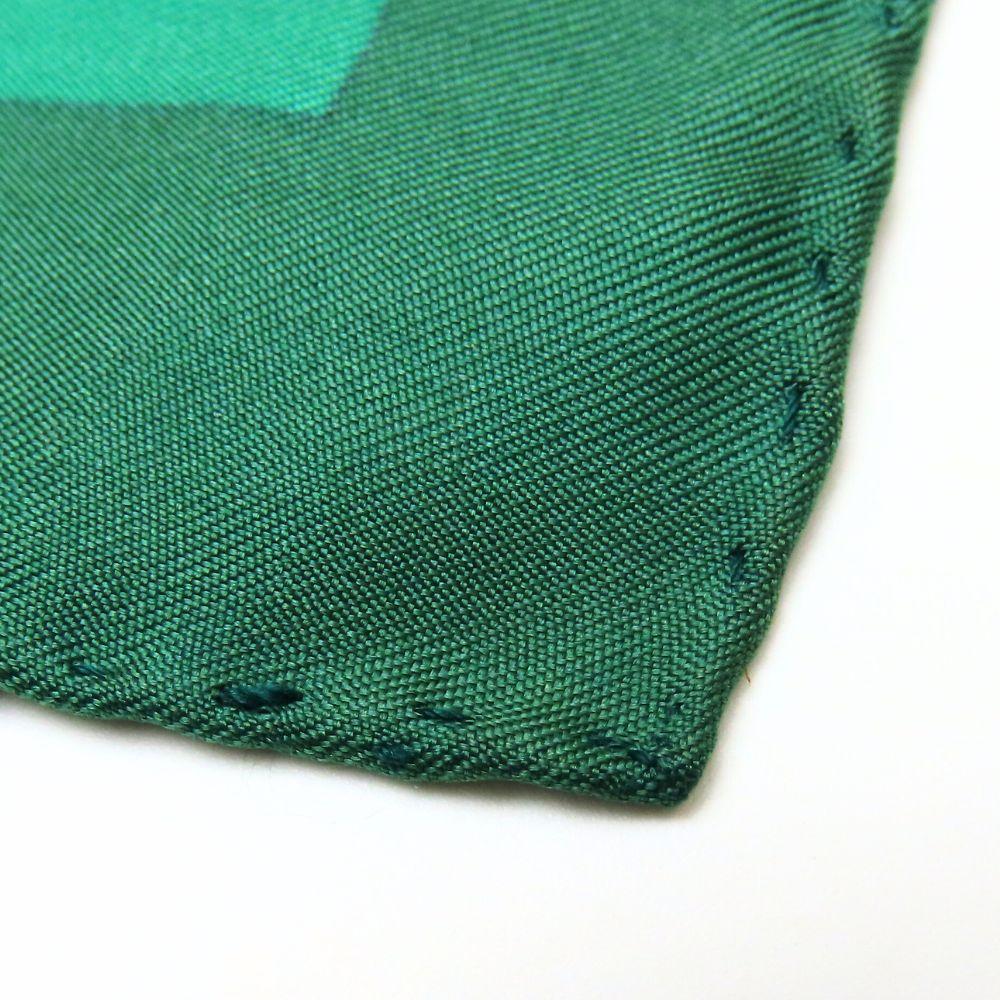 Поношенный шелковый платок HERMES Calle 90 зеленый многоцветный CASOUES et PLUMETS