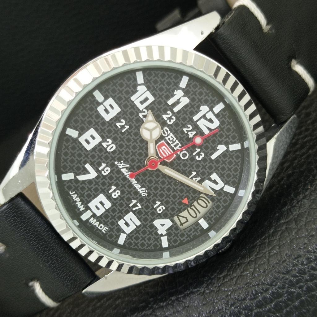 ЯПОНСКИЕ ВИНТАЖНЫЕ ОТРЕМОНТИРОВАННЫЕ МУЖСКИЕ АВТОМАТИЧЕСКИЕ ЧАСЫ SEIKO 5 С ЧЕРНЫМ ЦИФЕРБЛАТОМ a443972-1