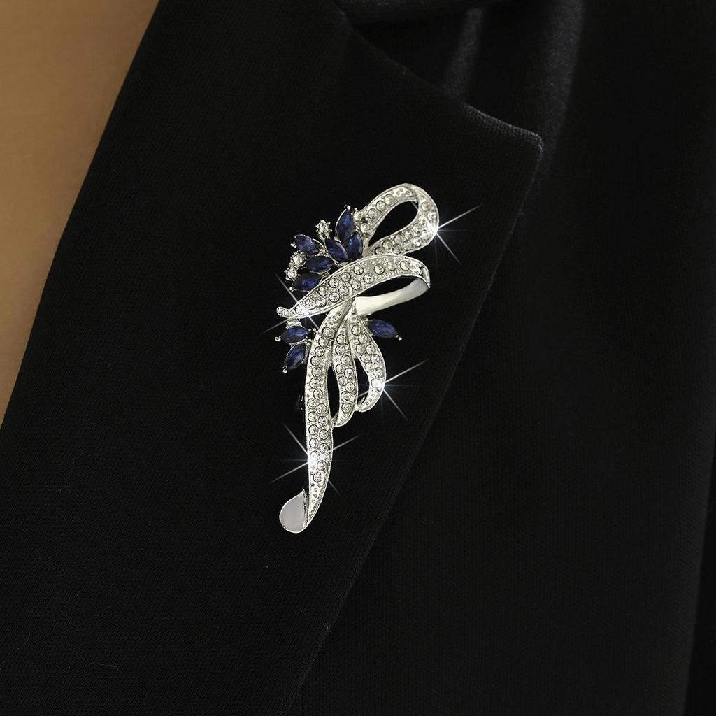 Роскошная хрустальная брошь: Универсальный европейский и американский аксессуар для костюма-пальто
