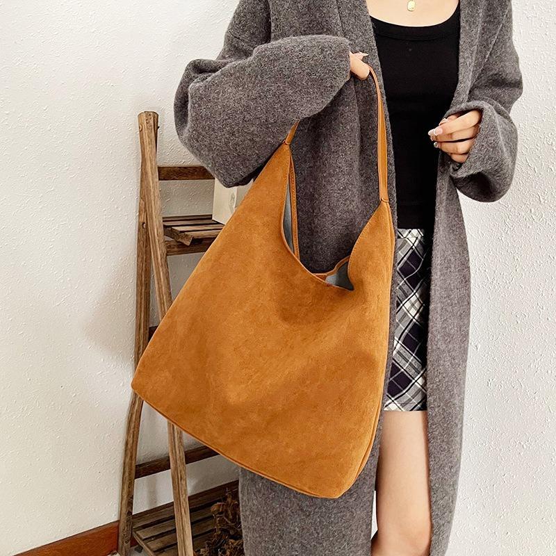 Осень и зима новая сумка-тоут женская матовая замшевая большая вместимость на плечо для работы и учебы повседневная модная трендовая сумка под мышкой