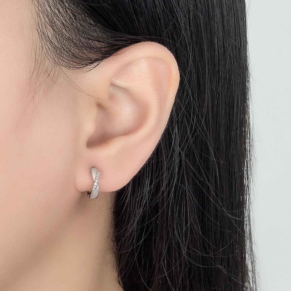 Серьги-кресты из циркония Мебиус: Уникальный дизайн круга