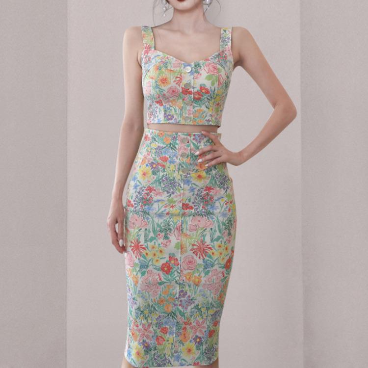 Комплект из двух частей в корейском стиле: облегающий топ на бретелях-спагетти и юбка с высокой талией с принтом