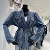 Осенняя новая корейская версия двубортной джинсовой куртки с тонким поясом на талии и краем листа лотоса с v-образным вырезом