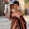 Это красивое сари элегантно украшено великолепным жаккардовым плетением, которое придает образу идеальный вид.