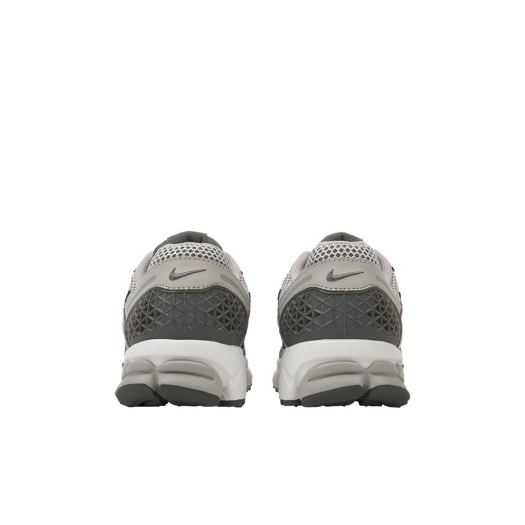 Nike Кроссовки унисекс Air Zoom Vomero 5 Light Iron Ore Серый металлик-серебристый Photon-Dust FD0791-012