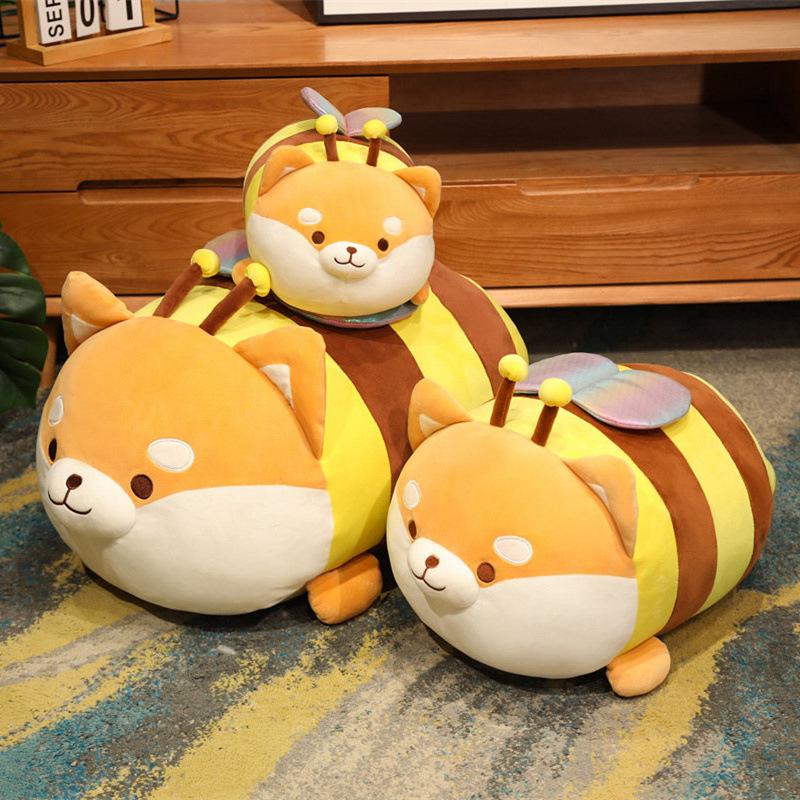 Милая пчела трансформируется в куклу сиба-ину, плюшевую игрушку, тряпичную куклу, подушку для сна, собаку породы корги