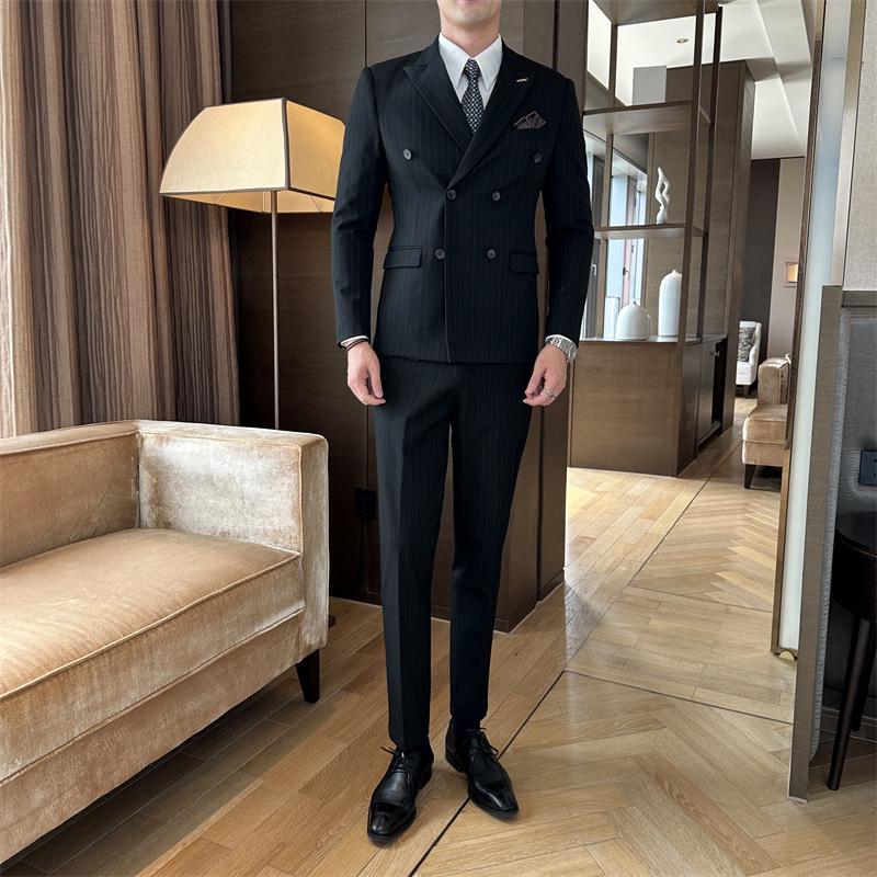 Мужской полосатый двубортный приталенный костюм в стиле business casual