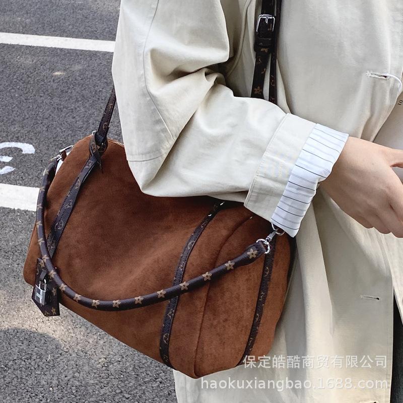 Премиальная сумка-подушка осень-зима новый модный тренд универсальная замшевая 2025 большая вместимость повседневная взрывная сумка-мессенджер