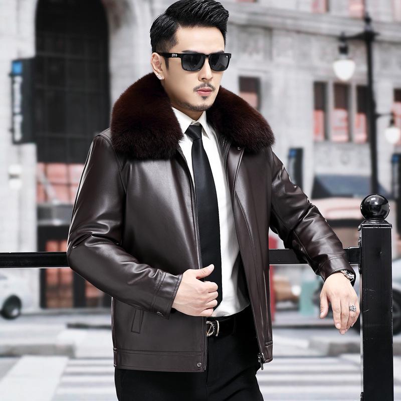 Кожаная мужская куртка среднего возраста из норки с воротником из меха лисы и воротником из меха