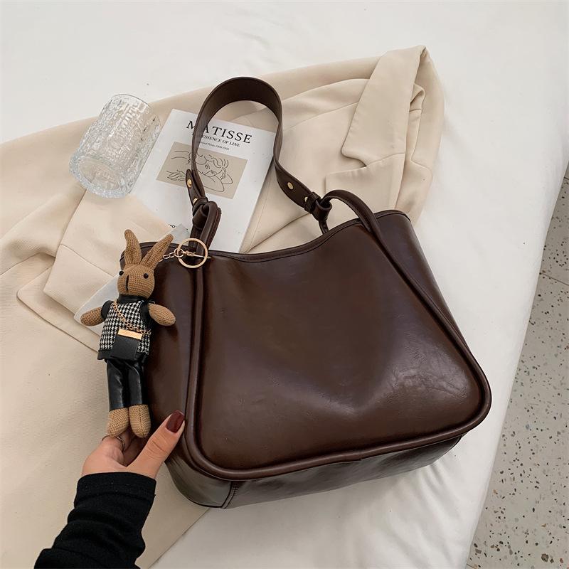 Портативная женская сумка большой вместимости 2025 осень и зима новая ins сумка-тоут ручная ретро нишевая сумка под мышку сумка на плечо