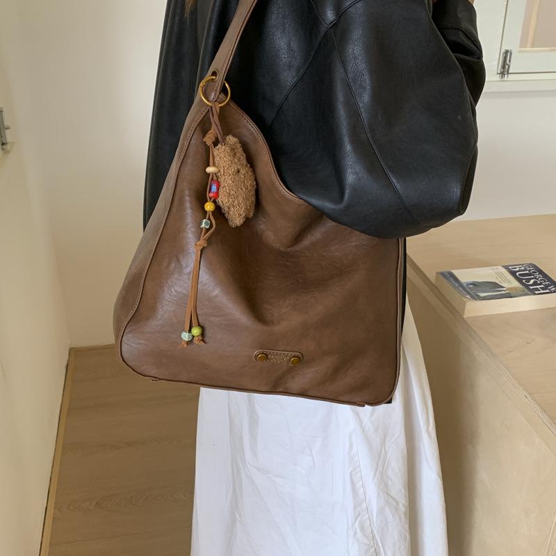 Ретро сумка женская большой вместимости 2025 новая осень и зима универсальная простая на плечо подмышку сумка повседневная для работы сумка-тоут