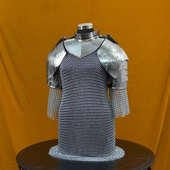 Комплект королевских женских кольчужных доспехов, элегантное средневековое боевое снаряжение с наплечниками и воротником для LARP, косплея, исторических реконструкций