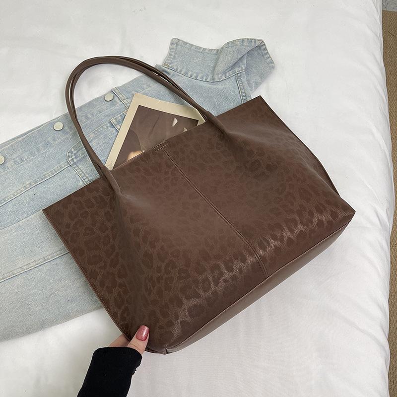 Ретро сумка женская большой вместимости 2205 новая осень и зима универсальная простая сумка на плечо премиальная текстура сумка-тоут для поездок