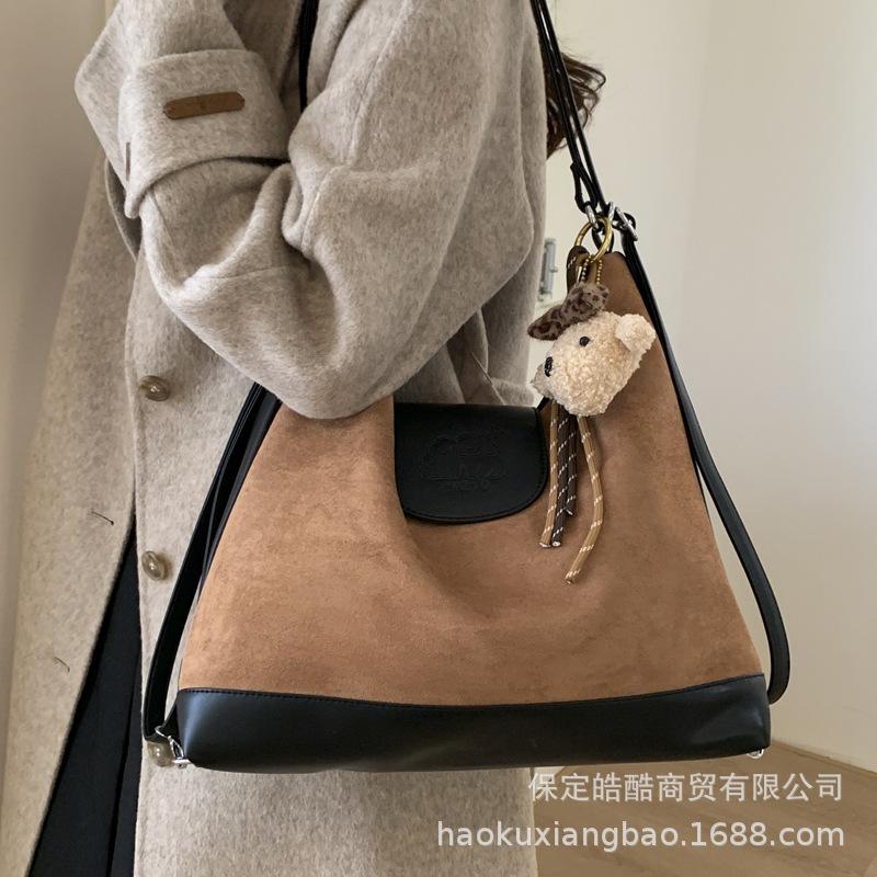 Осенне-зимний ретро замшевый женский рюкзак 2025 новый большой вместимости для поездок на работу студенческий школьный рюкзак для занятий