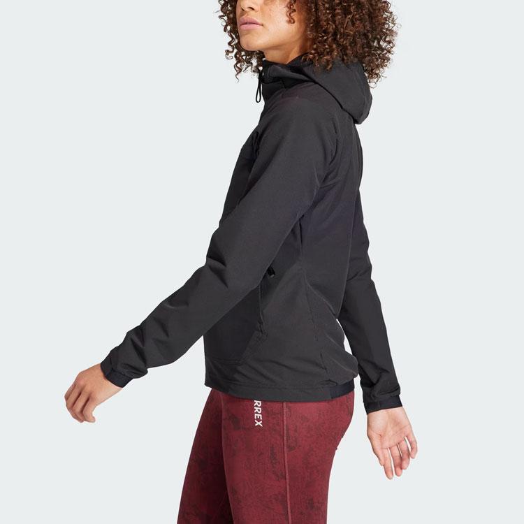 adidas Многослойная куртка Soft Shell с твердым логотипом, спортивная куртка Soft Shell для активного отдыха, женская куртка черного цвета HZ4427