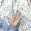 Ткань с узором из фейерверков, пайетками и золотым тиснением, подходит для свадебных платьев, вечерних нарядов и дизайнерской одежды.