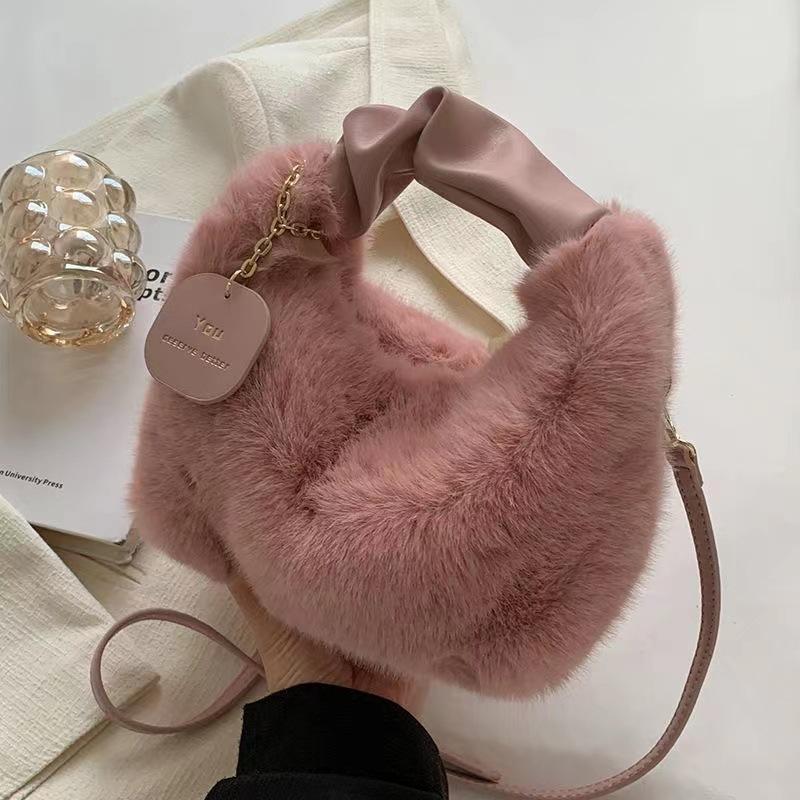 Премиум осень и зима новая плюшевая сумка-мессенджер универсальная иностранная в стиле поездок на работу пушистая высококачественная нишевая большая вместительная женская сумка