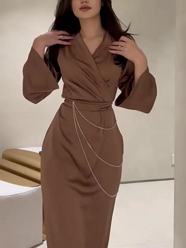 Весеннее женское однотонное атласное длинное платье 2025 года с цепочкой на талии