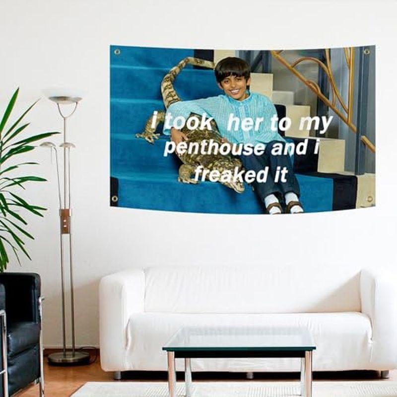 Funny Crocodile Boy Tapestry, Retro Humorous Wall Hanging, Quirky Wall Decor Living Room Bedroom Dormitory Decoration