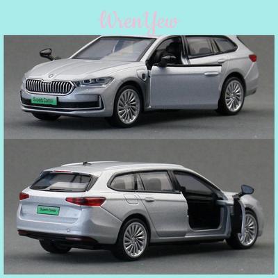 Металлическая модель автомобиля Skoda Superb с открывающимися дверями и световыми эффектами для коллекционеров