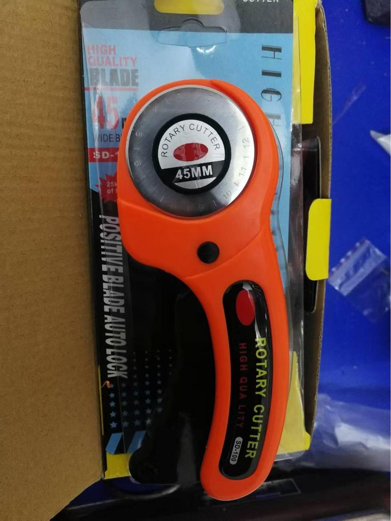 45-миллиметровый ротационный нож для резки ткани и кожи с ручкой