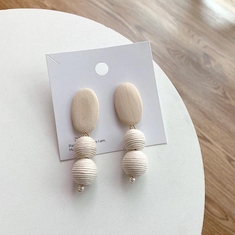 Серьги Anna SS Exaggerated White Ball Braided Wooden – Длинные серьги-капельки ручной работы с уникальным стилем