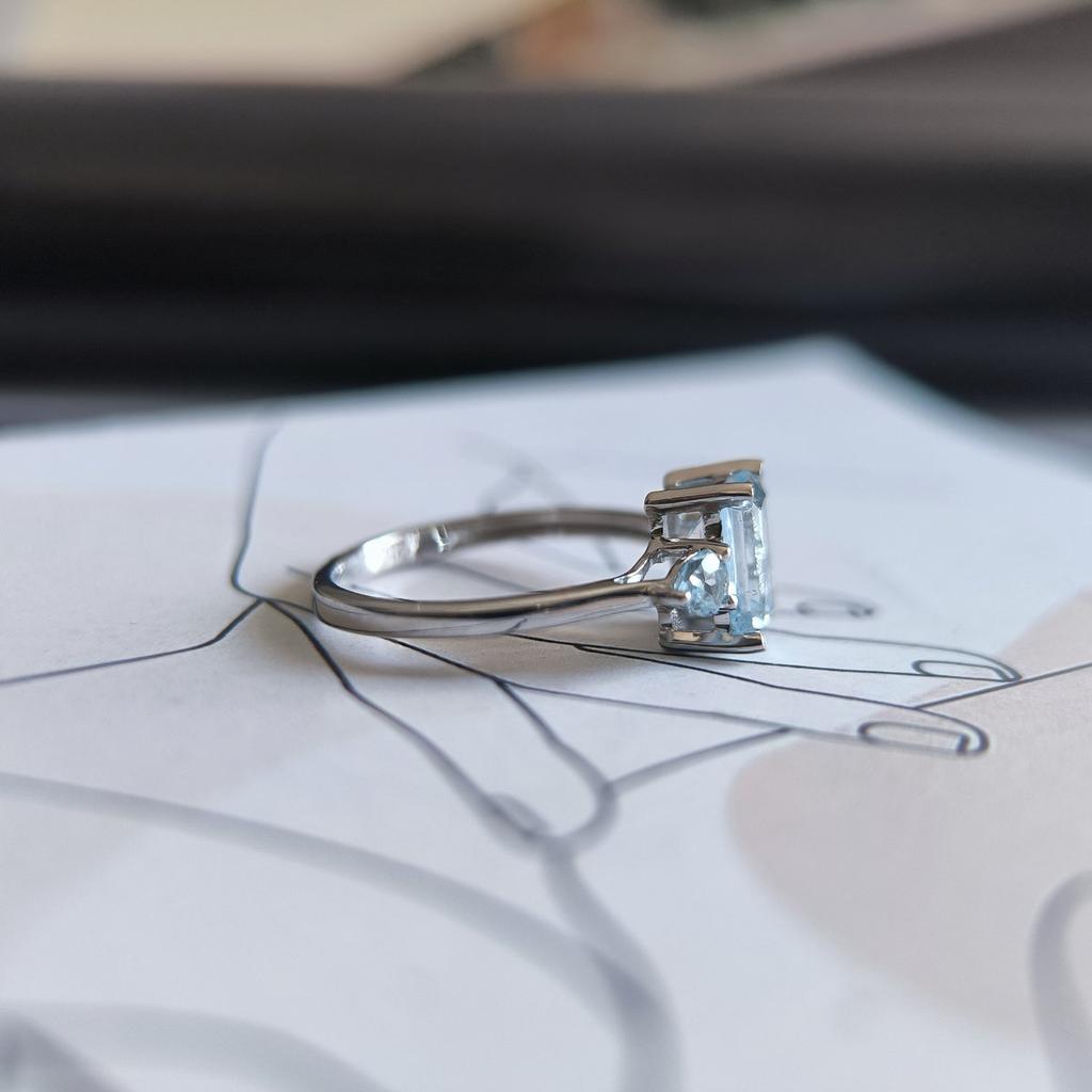 Серебряное кольцо с натуральным топазом 2.25ct, вес изделия 2,37 гр (2206903)