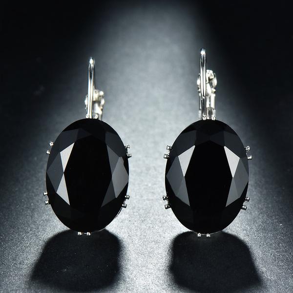 Элегантные серьги с овальным камнем