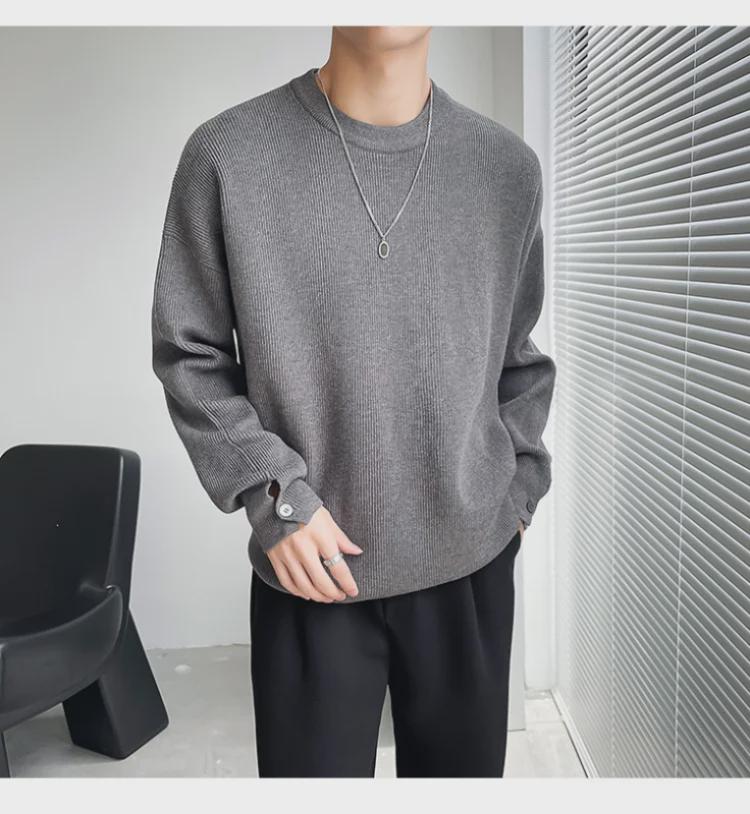 Мужской белый свитер с круглым вырезом и разрезными рукавами