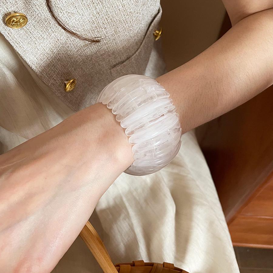 Радужный акриловый полукруглый эластичный браслет - Свежие и милые женские украшения высокого класса 2025.