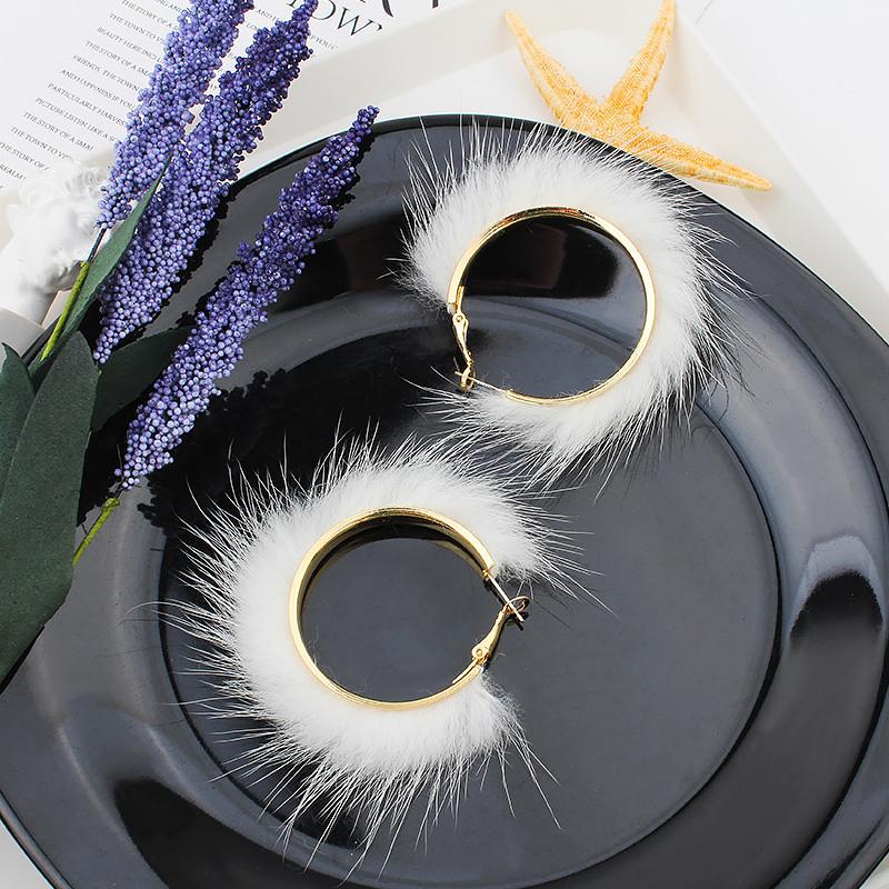 1 пара украшений Великолепный плюшевый дизайн Серьги для повседневной носки Модные золотые серьги-кольца Универсальный пушистый меховой дизайн милый многоцветный